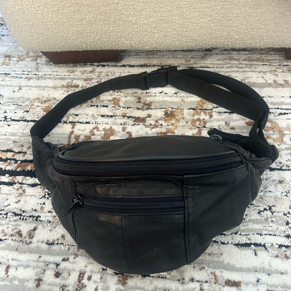 Cute Sleek Black Leatherette Mini fanny pack❤️8x5
